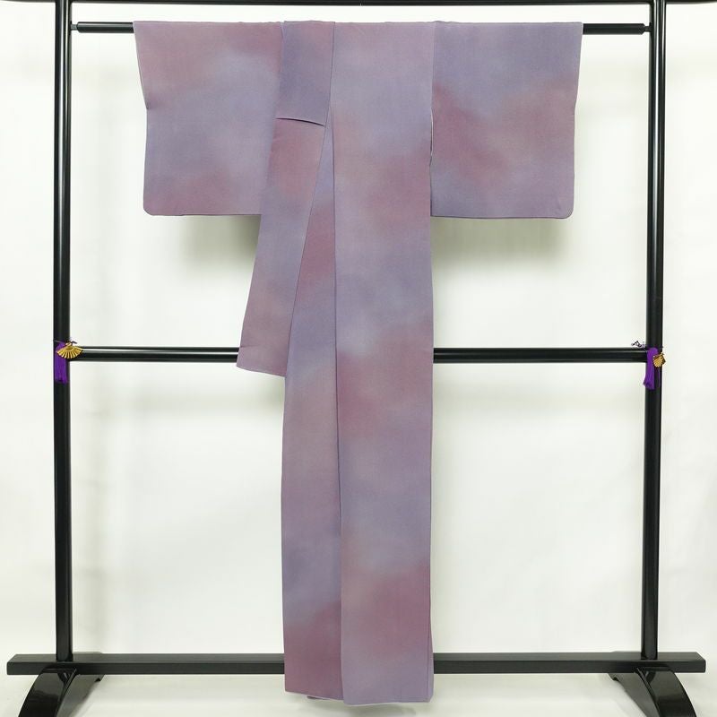 小紋 斉藤三才 落款入り 縮緬 一つ紋付き 正絹 その他の柄 袷仕立て 身丈157cm 裄丈66.5cm フォーマル 着物 紫・藤色_画像2