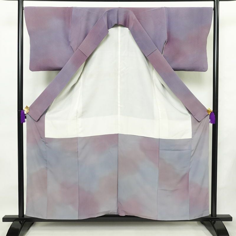 小紋 斉藤三才 落款入り 縮緬 一つ紋付き 正絹 その他の柄 袷仕立て 身丈157cm 裄丈66.5cm フォーマル 着物 紫・藤色_画像3