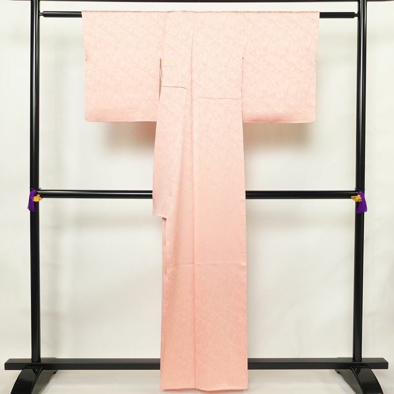 色無地 良品 綸子 一つ紋付き 正絹 幾何学柄・抽象柄 袷仕立て 身丈159.5cm 裄丈63cm 共八掛 フォーマル 着物 ピンク_画像2