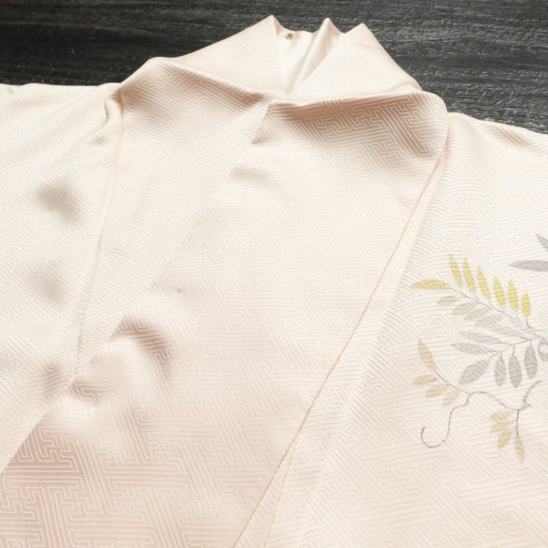 付け下げ 良品 綸子 一つ紋付き 正絹 木の葉・植物柄 袷仕立て 身丈161.5cm 裄丈65cm フォーマル 着物 ピンク_画像18