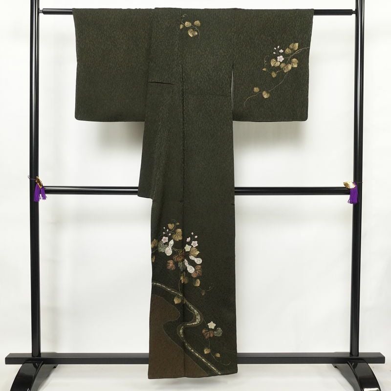 付け下げ 落款入り 正絹 木の葉・植物柄 袷仕立て 身丈157cm 裄丈67cm 箔 刺繍 金彩 フォーマル 着物 緑・うぐいす色_画像2