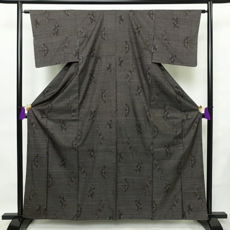 大島紬 古代染色純泥染 良品 証紙あり 正絹 幾何学柄・抽象柄 袷仕立て 身丈162cm 裄丈63cm 一部しつけ糸付き 着物 茶_画像1