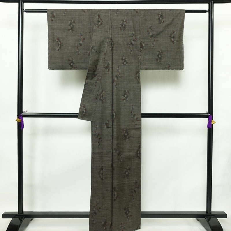 大島紬 古代染色純泥染 良品 証紙あり 正絹 幾何学柄・抽象柄 袷仕立て 身丈162cm 裄丈63cm 一部しつけ糸付き 着物 茶_画像2