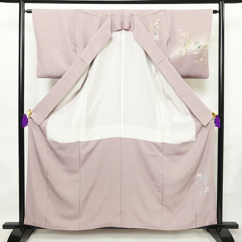 付け下げ 良品 縮緬 正絹 木の葉・植物柄 袷仕立て 身丈160cm 裄丈63.5cm 箔 共八掛 フォーマル 着物 紫・藤色_画像3