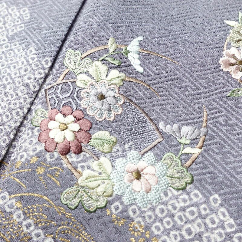 付け下げ 良品 しつけ糸付き 絞り 正絹 花柄 袷仕立て 身丈157.5cm 裄丈65.5cm 箔 金彩 フォーマル 着物 紫・藤色_画像7