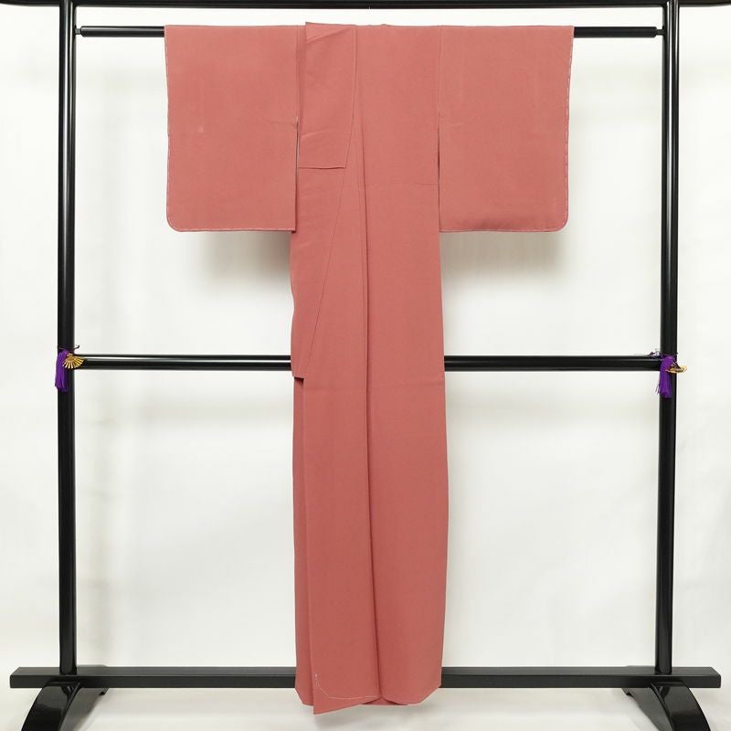 色無地 しつけ糸付き 縮緬 一つ紋付き 正絹 無地 袷仕立て 身丈153cm 裄丈60cm フォーマル 着物 ピンク_画像2