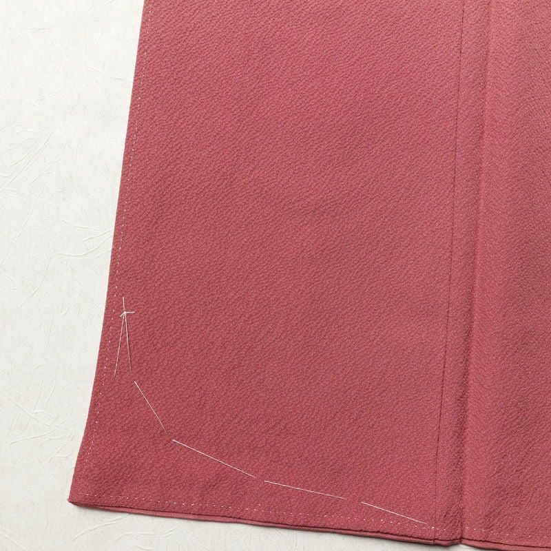 色無地 しつけ糸付き 縮緬 一つ紋付き 正絹 無地 袷仕立て 身丈153cm 裄丈60cm フォーマル 着物 ピンク_画像11