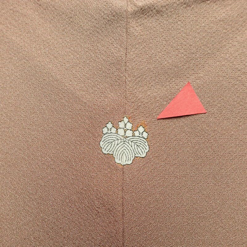 色無地 柿本市郎 落款入り 縮緬 一つ紋付き 正絹 無地 袷仕立て 身丈163cm 裄丈68cm フォーマル 着物 ベージュ_画像9