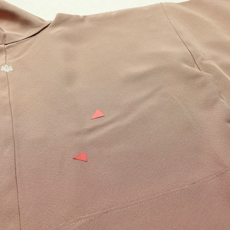 色無地 柿本市郎 落款入り 縮緬 一つ紋付き 正絹 無地 袷仕立て 身丈163cm 裄丈68cm フォーマル 着物 ベージュ_画像10