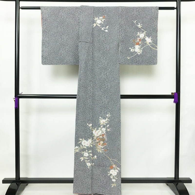付け下げ 良品 しつけ糸付き 縮緬 正絹 花柄 袷仕立て 身丈162cm 裄丈65cm 箔 刺繍 金彩 フォーマル 着物 黒_画像2