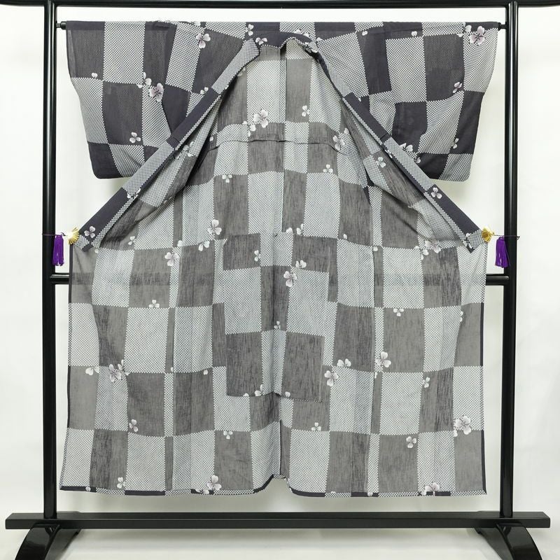 盛夏 小紋 ポリエステル チェック・格子柄 単衣仕立て 身丈151cm 裄丈65.5cm 桜 市松 鹿の子 着物 グレー_画像3
