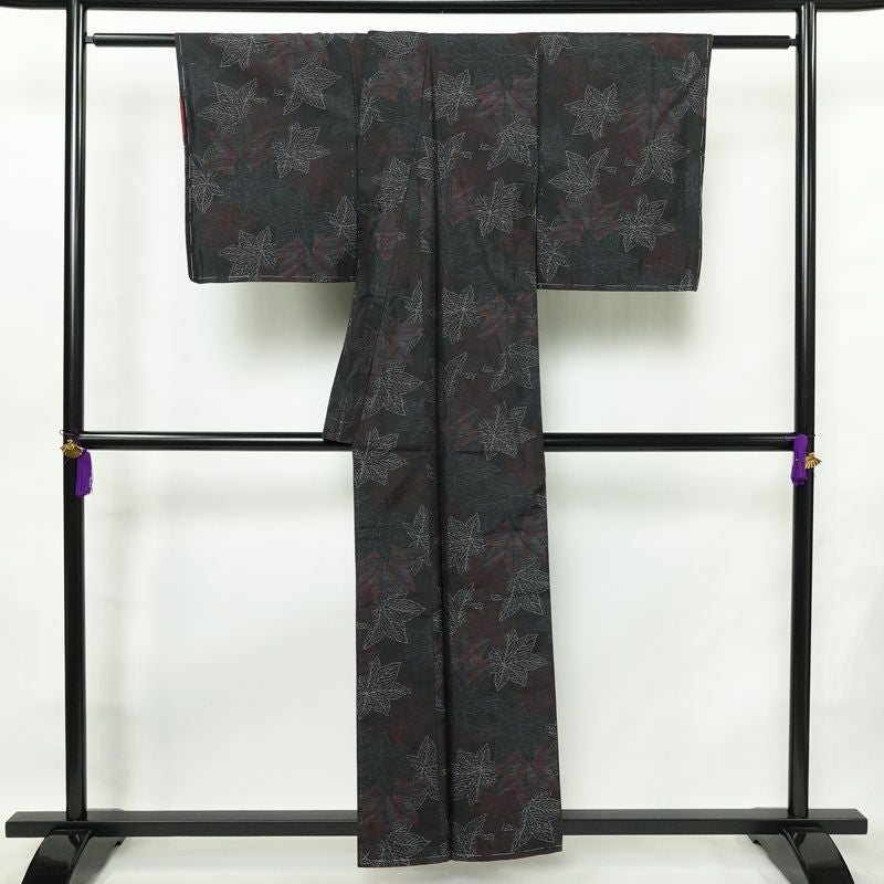 大島紬 証紙なし しつけ糸付き 正絹 木の葉・植物柄 袷仕立て 身丈155cm 裄丈63cm カジュアル 紅葉 着物 黒_画像2