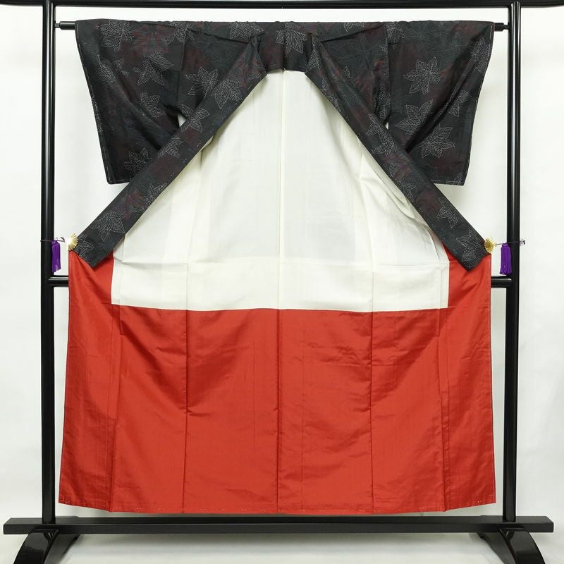 大島紬 証紙なし しつけ糸付き 正絹 木の葉・植物柄 袷仕立て 身丈155cm 裄丈63cm カジュアル 紅葉 着物 黒_画像3