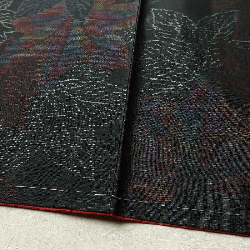 大島紬 証紙なし しつけ糸付き 正絹 木の葉・植物柄 袷仕立て 身丈155cm 裄丈63cm カジュアル 紅葉 着物 黒_画像11