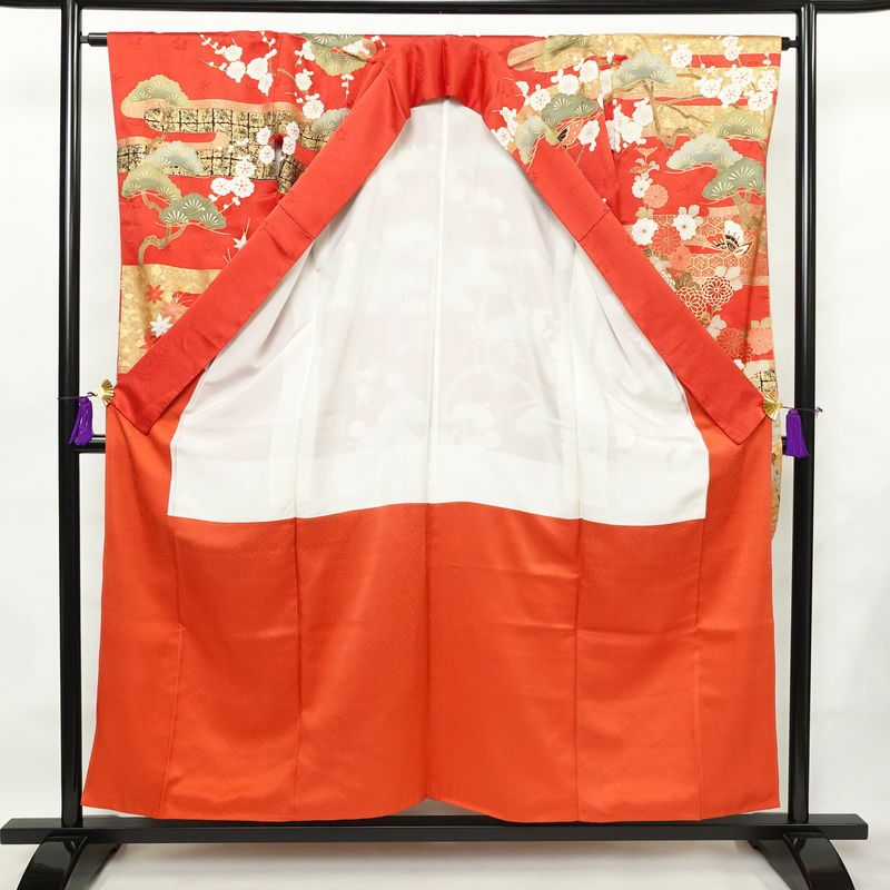 振袖 良品 金駒刺繍 綸子 正絹 古典柄 袷仕立て 身丈153.5cm 裄丈63cm 箔 金彩 フォーマル 着物 成人式 二十歳 松 菊 菖蒲 赤・朱_画像3
