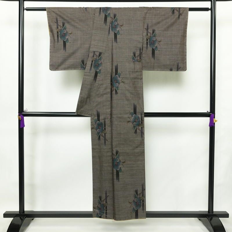 本場大島紬 大島紬 美品 古代染色純泥染 伝統的工芸品 証紙あり しつけ糸付き 正絹 花柄 袷仕立て 身丈152cm 裄丈65cm 着物 茶_画像2