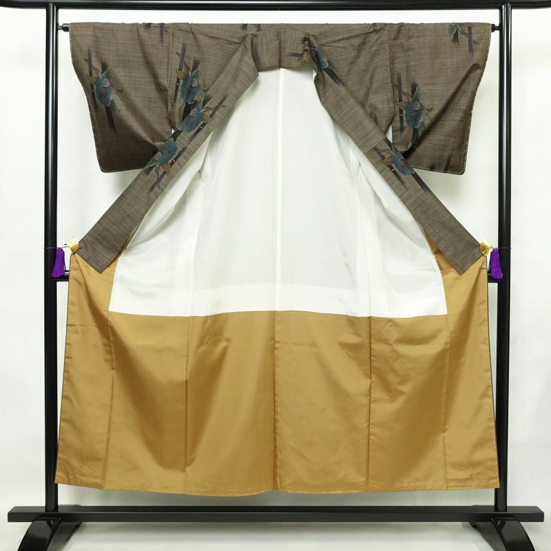 本場大島紬 大島紬 美品 古代染色純泥染 伝統的工芸品 証紙あり しつけ糸付き 正絹 花柄 袷仕立て 身丈152cm 裄丈65cm 着物 茶_画像3