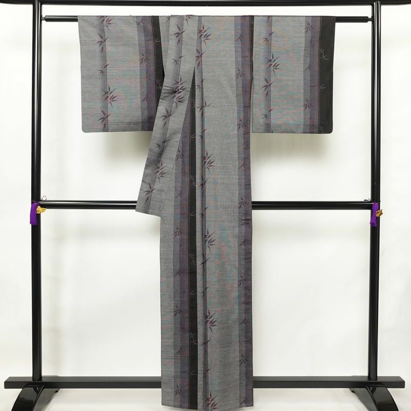 本場大島紬 伝統工芸品 単衣 美品 証紙あり 正絹 木の葉・植物柄 単衣仕立て 身丈159.5cm 裄丈65cm さが美 着物 紫・藤色_画像2