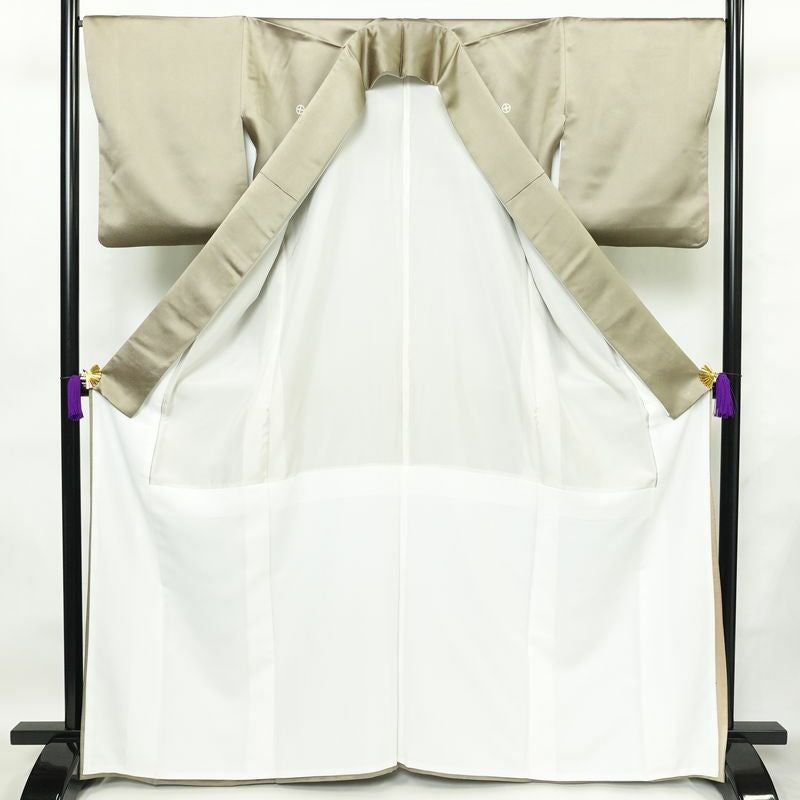 色留袖 良品 五つ紋付き 比翼付き 金駒刺繍 正絹 人物・動物柄 袷仕立て 身丈166cm 裄丈67cm 箔 フォーマル 着物 結婚式 緑・うぐいす色_画像3