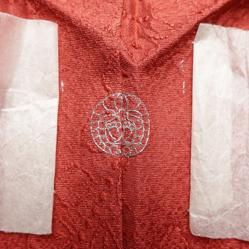 色無地 良品 しつけ糸付き 一つ紋付き 正絹 花柄 袷仕立て 身丈167cm 裄丈69cm フォーマル 着物 お茶会 赤・朱_画像13
