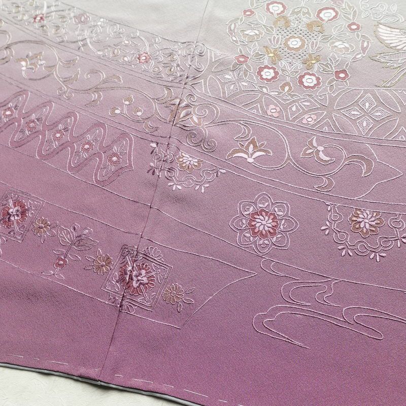 付け下げ 美品 しつけ糸付き 縮緬 正絹 人物・動物柄 袷仕立て 身丈170cm 裄丈70cm 刺繍 フォーマル 着物 入学式 卒業式 結婚式 ぼかし 紫・藤色_画像14