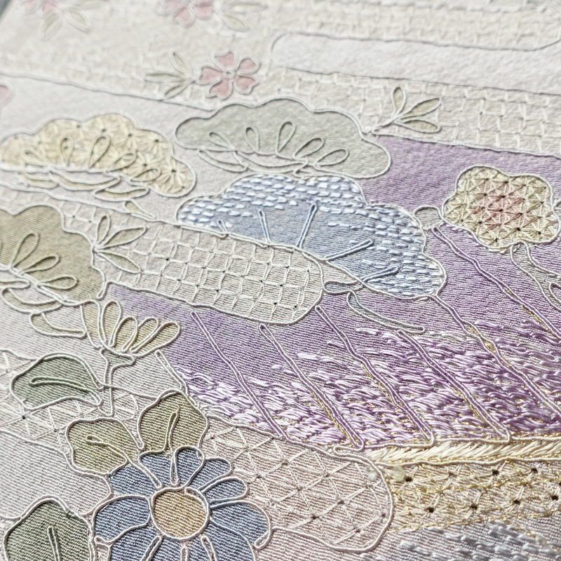 単衣 付下 良品 スワトウ刺繍 縮緬 正絹 風景柄 単衣仕立て 身丈169cm 裄丈68.5cm 刺繍 フォーマル 着物 付け下げ 紫・藤色_画像7