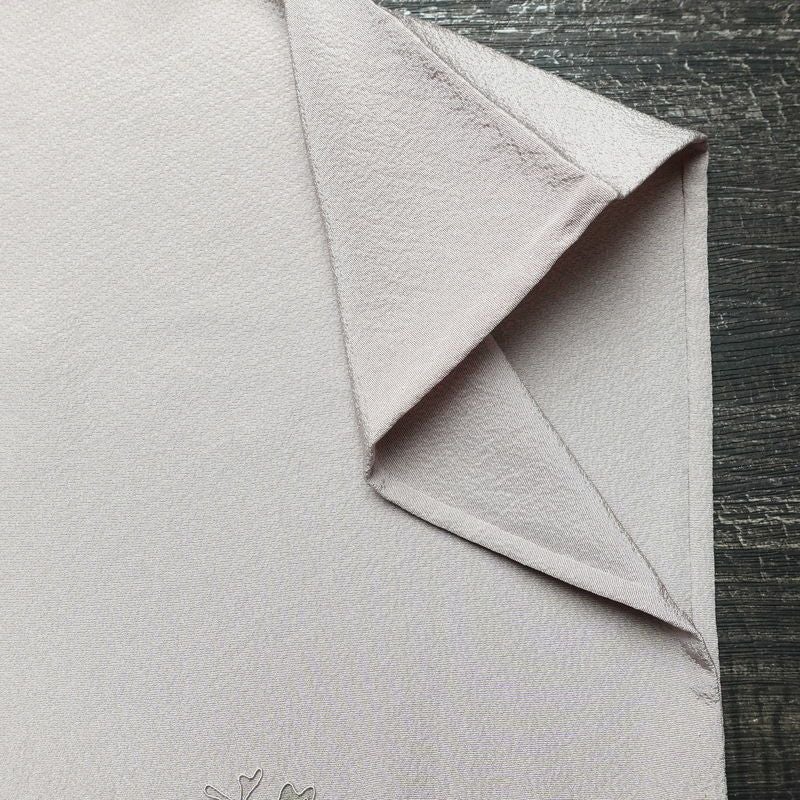 単衣 付下 良品 スワトウ刺繍 縮緬 正絹 風景柄 単衣仕立て 身丈169cm 裄丈68.5cm 刺繍 フォーマル 着物 付け下げ 紫・藤色_画像17