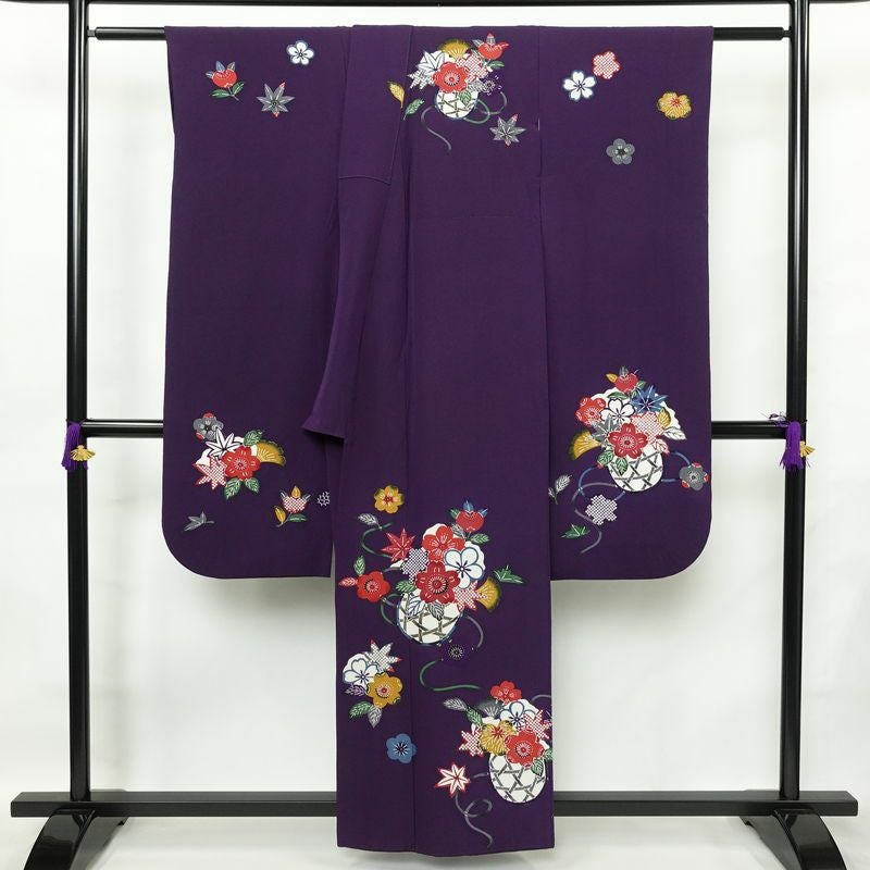 振袖 落款入り 縮緬 正絹 花柄 袷仕立て 身丈157.5cm 裄丈66.5cm リサイクル着物 着物 共八掛 成人式 二十歳 二十歳の集い フォーマル シンプル 紅葉 桜 紫・藤色_画像2