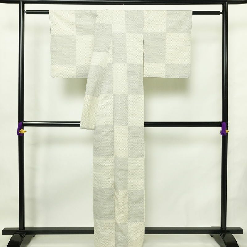 紬 正絹 チェック・格子柄 袷仕立て 身丈162.5cm 裄丈63cm リサイクル着物 着物 モダン カジュアル 白_画像2