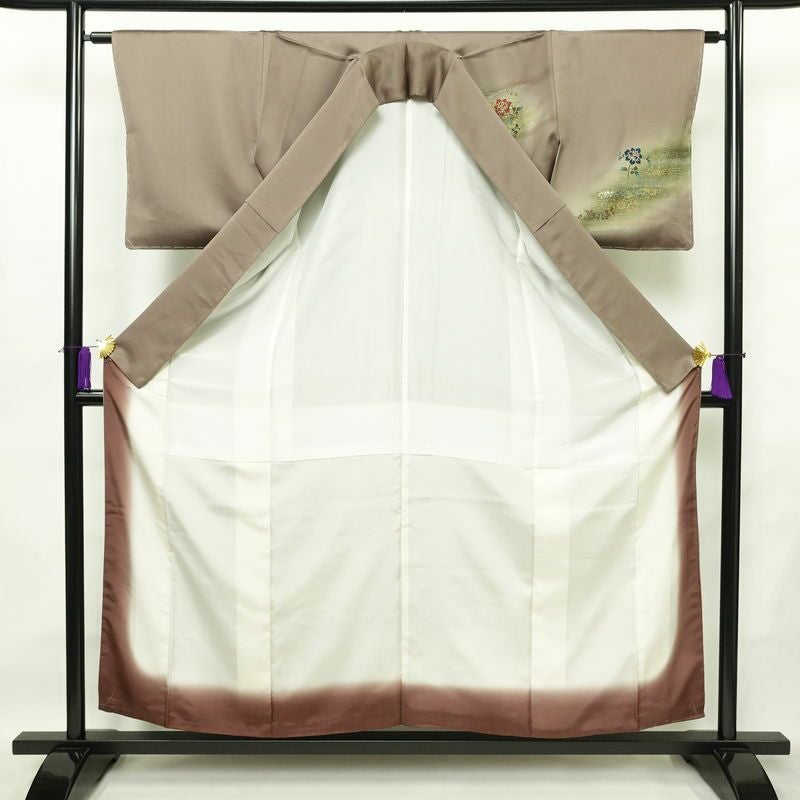 付け下げ 良品 しつけ糸付き 正絹 花柄 袷仕立て 身丈155.5cm 裄丈63cm リサイクル着物 着物 箔 金彩 銀彩 入学式 卒業式 七五三 お宮参り フォーマル 茶_画像3