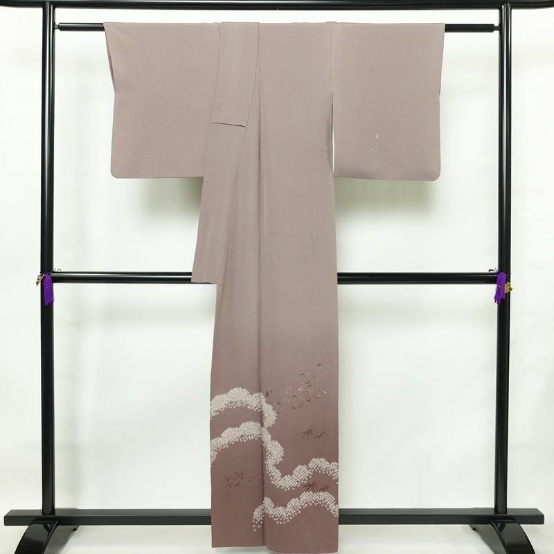 付け下げ 縮緬 絞り 正絹 木の葉・植物柄 袷仕立て 身丈160cm 裄丈66.5cm リサイクル着物 着物 刺繍 ぼかし 入学式 卒業式 七五三 お宮参り フォーマル シンプル 上品 紫・藤色_画像2