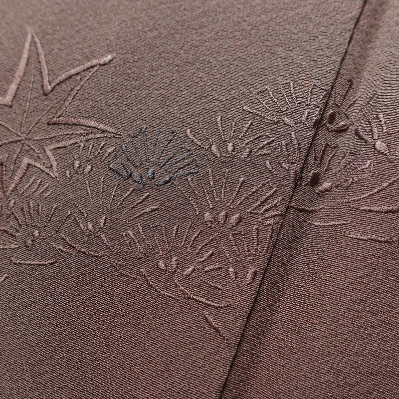 付け下げ 縮緬 絞り 正絹 木の葉・植物柄 袷仕立て 身丈160cm 裄丈66.5cm リサイクル着物 着物 刺繍 ぼかし 入学式 卒業式 七五三 お宮参り フォーマル シンプル 上品 紫・藤色_画像10