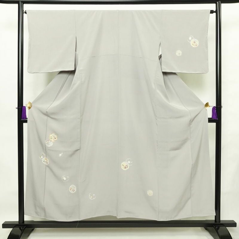 付け下げ 美品 しつけ糸付き 縮緬 正絹 古典柄 袷仕立て 身丈152.5cm 裄丈65cm リサイクル着物 着物 入学式 卒業式 七五三 お宮参り フォーマル シンプル 上品 雪輪 金駒刺繍 グレー_画像1