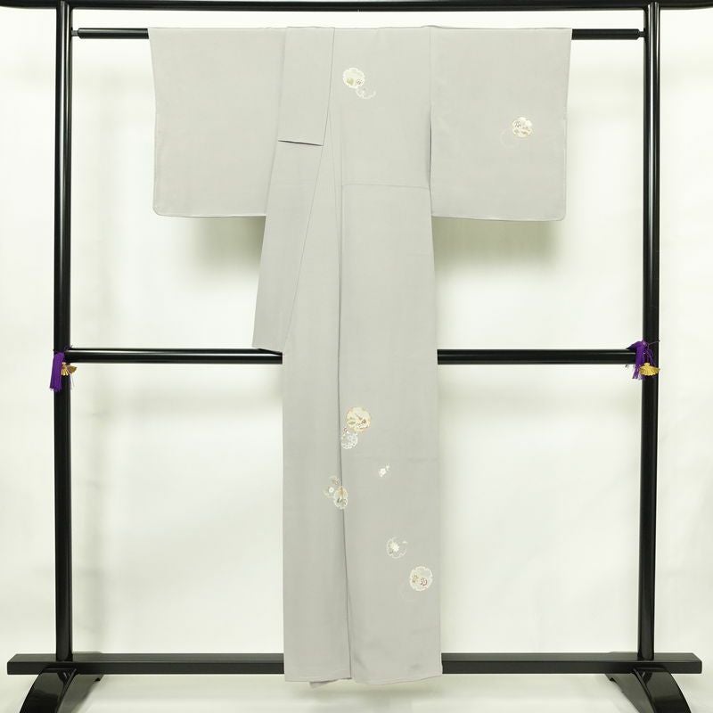 付け下げ 美品 しつけ糸付き 縮緬 正絹 古典柄 袷仕立て 身丈152.5cm 裄丈65cm リサイクル着物 着物 入学式 卒業式 七五三 お宮参り フォーマル シンプル 上品 雪輪 金駒刺繍 グレー_画像2
