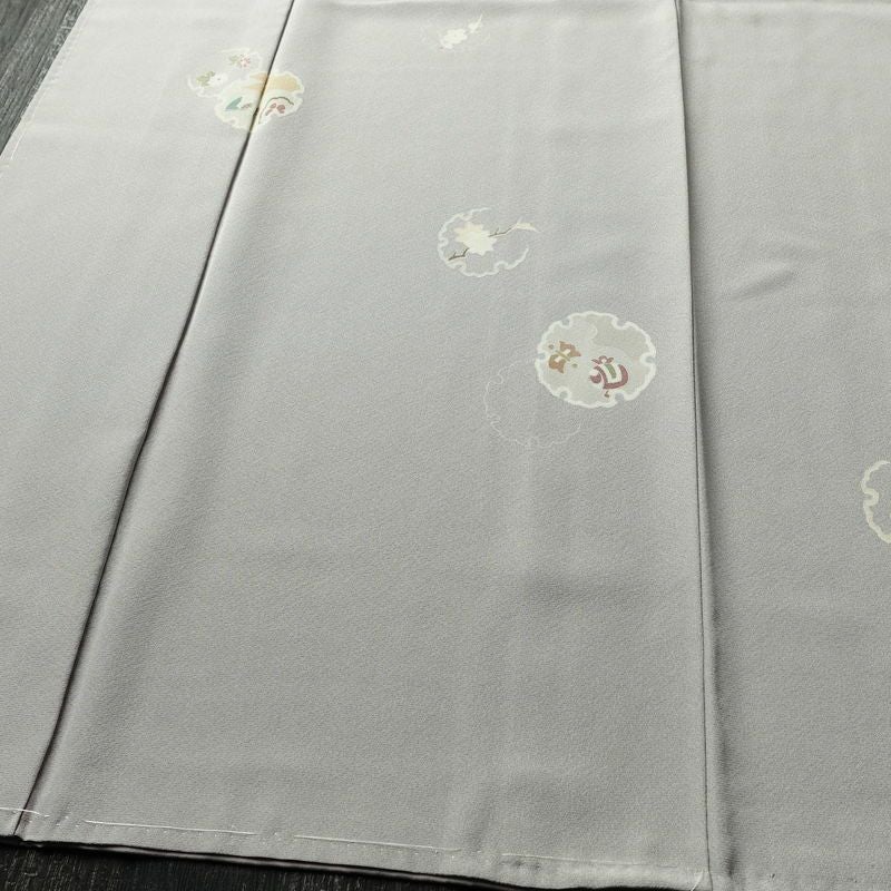 付け下げ 美品 しつけ糸付き 縮緬 正絹 古典柄 袷仕立て 身丈152.5cm 裄丈65cm リサイクル着物 着物 入学式 卒業式 七五三 お宮参り フォーマル シンプル 上品 雪輪 金駒刺繍 グレー_画像4