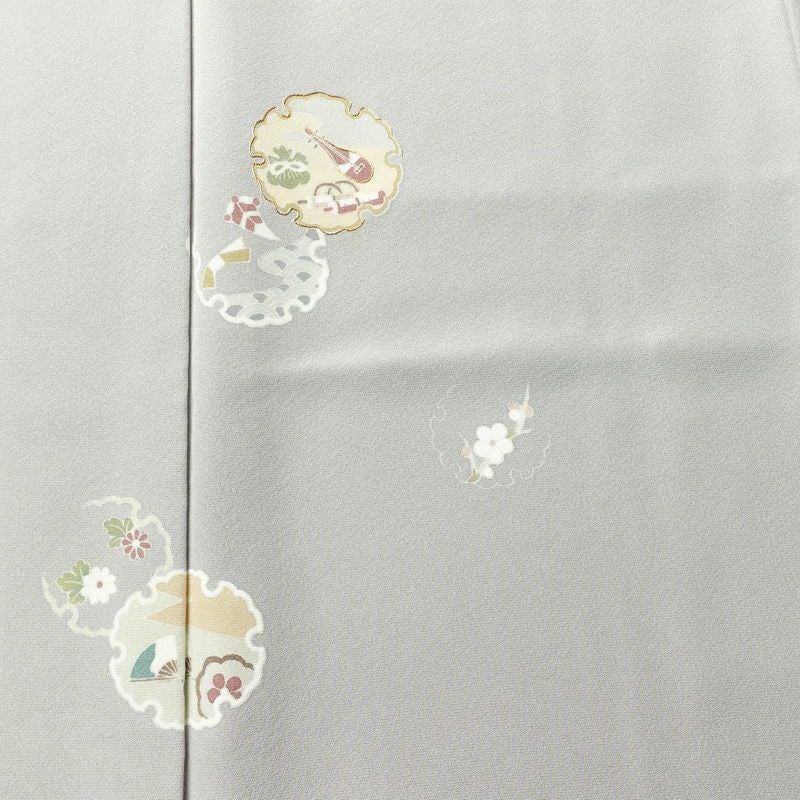 付け下げ 美品 しつけ糸付き 縮緬 正絹 古典柄 袷仕立て 身丈152.5cm 裄丈65cm リサイクル着物 着物 入学式 卒業式 七五三 お宮参り フォーマル シンプル 上品 雪輪 金駒刺繍 グレー_画像6