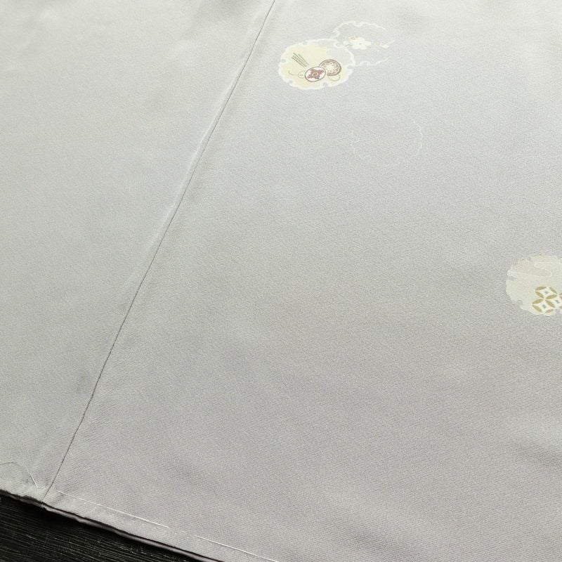 付け下げ 美品 しつけ糸付き 縮緬 正絹 古典柄 袷仕立て 身丈152.5cm 裄丈65cm リサイクル着物 着物 入学式 卒業式 七五三 お宮参り フォーマル シンプル 上品 雪輪 金駒刺繍 グレー_画像13