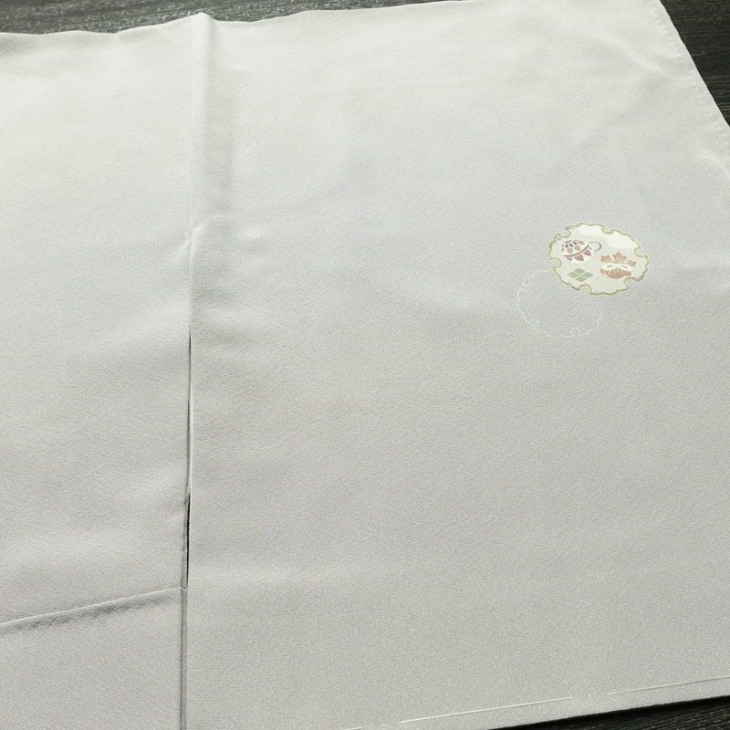 付け下げ 美品 しつけ糸付き 縮緬 正絹 古典柄 袷仕立て 身丈152.5cm 裄丈65cm リサイクル着物 着物 入学式 卒業式 七五三 お宮参り フォーマル シンプル 上品 雪輪 金駒刺繍 グレー_画像14