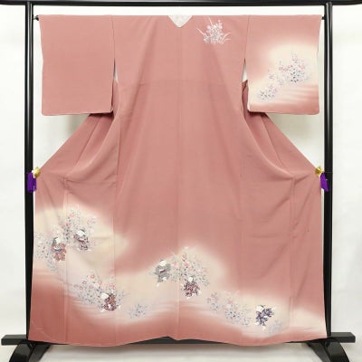 訪問着 美品 落款入り しつけ糸付き 友禅 縮緬 一つ紋付き 正絹 人物・動物柄 袷仕立て 身丈158.5cm 裄丈66.5cm リサイクル着物 着物 作家物 手描き 入学式 卒業式 七五三 お宮参り フォーマル モダン 上品 ピンク