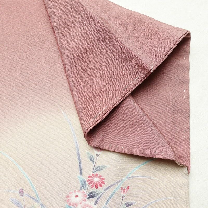 訪問着 美品 落款入り しつけ糸付き 友禅 縮緬 一つ紋付き 正絹 人物・動物柄 袷仕立て 身丈158.5cm 裄丈66.5cm リサイクル着物 着物 作家物 手描き 入学式 卒業式 七五三 お宮参り フォーマル モダン 上品 ピンク_画像17