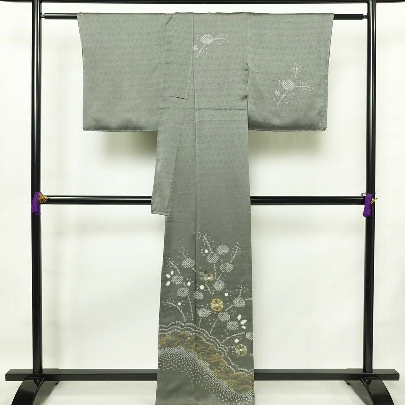 付け下げ 美品 しつけ糸付き 金駒刺繍 綸子 絞り 正絹 古典柄 袷仕立て 身丈165.5cm 裄丈67.5cm リサイクル着物 着物 刺繍 箔 金彩 菊 緑・うぐいす色_画像2