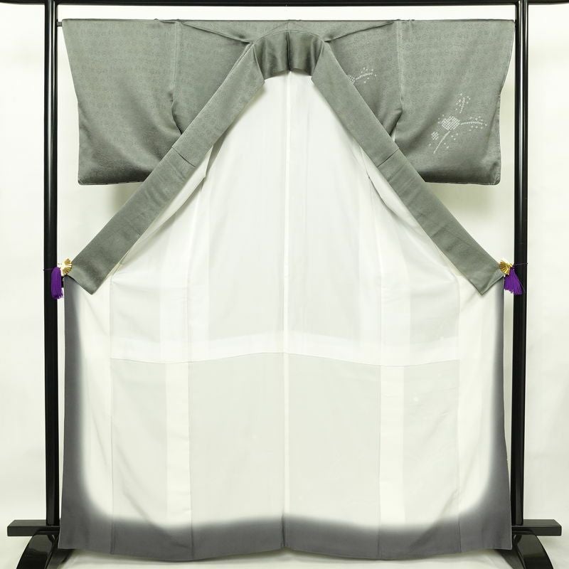 付け下げ 美品 しつけ糸付き 金駒刺繍 綸子 絞り 正絹 古典柄 袷仕立て 身丈165.5cm 裄丈67.5cm リサイクル着物 着物 刺繍 箔 金彩 菊 緑・うぐいす色_画像3