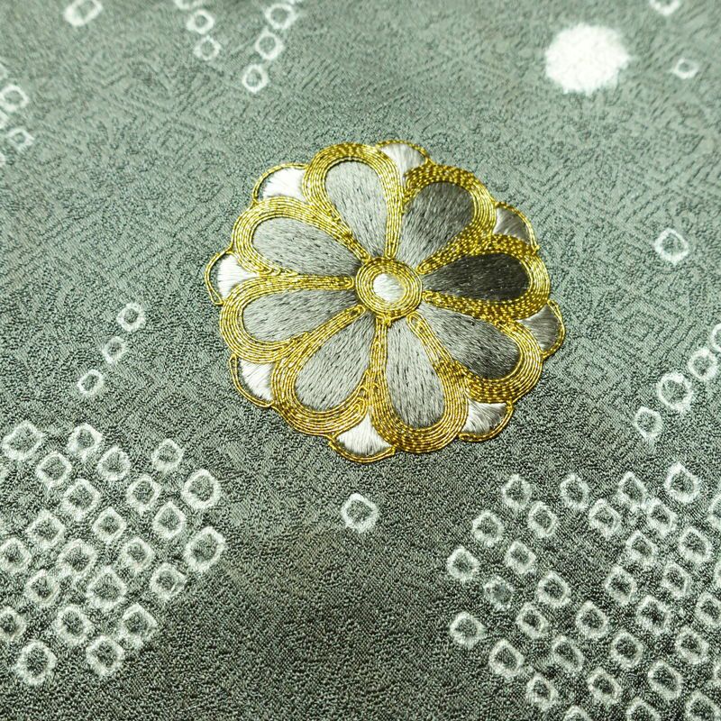 付け下げ 美品 しつけ糸付き 金駒刺繍 綸子 絞り 正絹 古典柄 袷仕立て 身丈165.5cm 裄丈67.5cm リサイクル着物 着物 刺繍 箔 金彩 菊 緑・うぐいす色_画像8