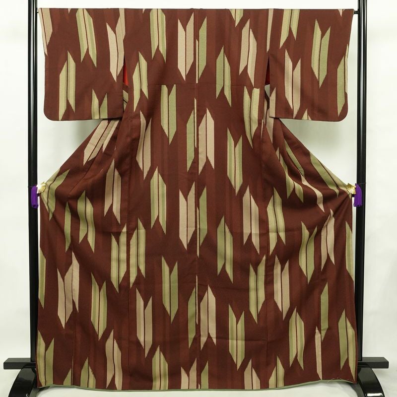 小紋 ポリエステル 古典柄 袷仕立て 身丈169cm 裄丈66.5cm リサイクル着物 着物 矢羽 モダン 茶_画像1