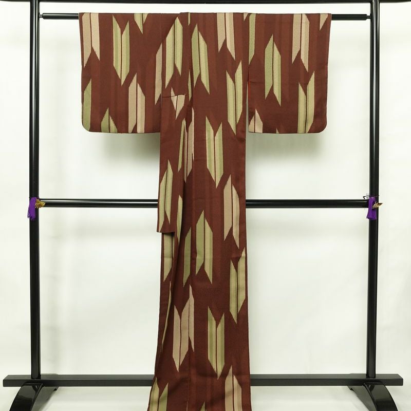 小紋 ポリエステル 古典柄 袷仕立て 身丈169cm 裄丈66.5cm リサイクル着物 着物 矢羽 モダン 茶_画像2