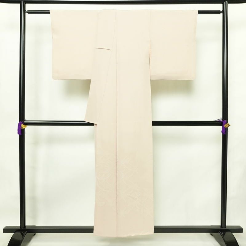 色無地 裾模様あり 一つ紋付き 正絹 古典柄 袷仕立て 身丈153.5cm 裄丈65cm リサイクル着物 着物 入学式 卒業式 七五三 お宮参り フォーマル シンプル 上品 ピンク_画像2