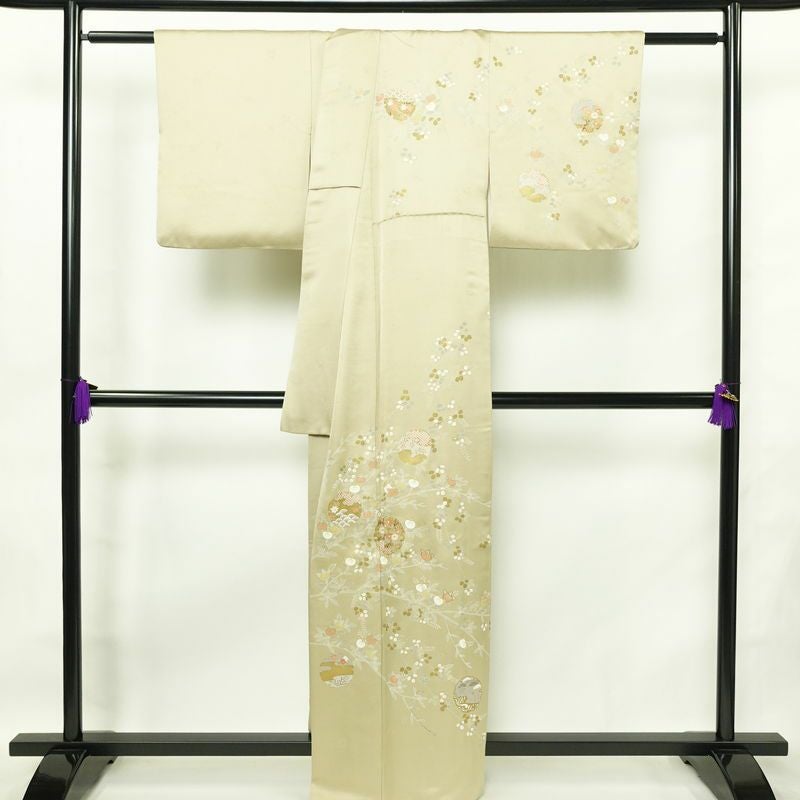 訪問着 綸子 金駒刺繍 一つ紋付き 正絹 木の葉・植物柄 袷仕立て 身丈161.5cm 裄丈65.5cm リサイクル着物 着物 箔 共八掛 入学式 卒業式 七五三 パーティー お宮参り フォーマル 雪輪 萩 ベージュ 緑・うぐいす色_画像2