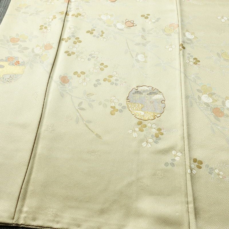 訪問着 綸子 金駒刺繍 一つ紋付き 正絹 木の葉・植物柄 袷仕立て 身丈161.5cm 裄丈65.5cm リサイクル着物 着物 箔 共八掛 入学式 卒業式 七五三 パーティー お宮参り フォーマル 雪輪 萩 ベージュ 緑・うぐいす色_画像4