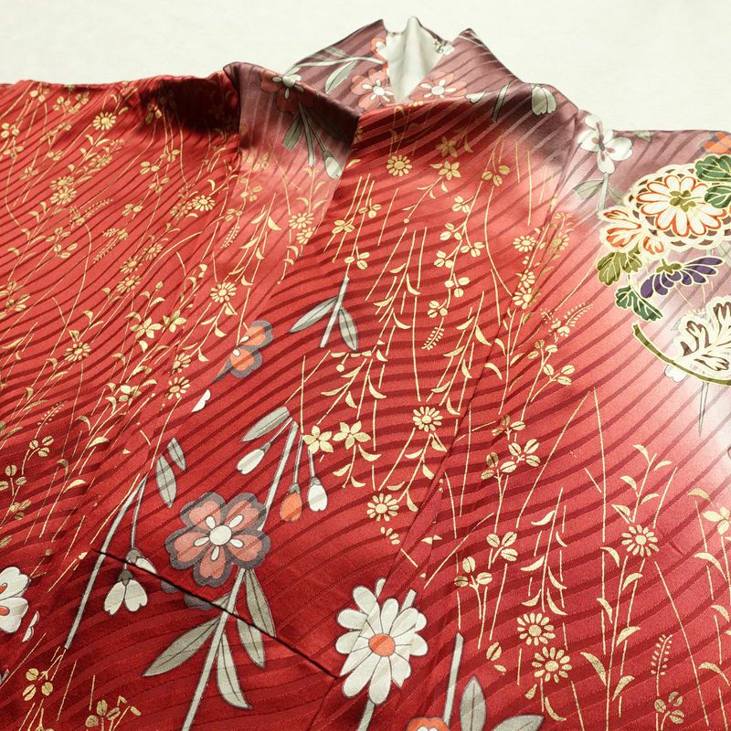 振袖 正絹 花柄 袷仕立て 身丈171.5cm 裄丈65cm リサイクル着物 着物 箔 金彩 成人式 二十歳 二十歳の集い 華やか 菊 桜 赤・朱_画像17