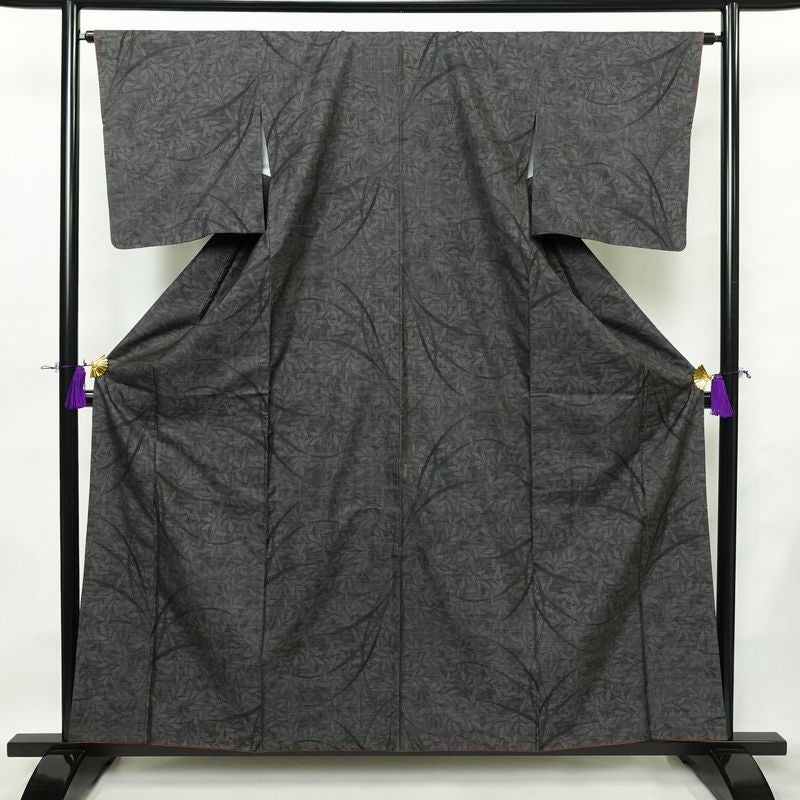 本場大島紬 大島紬 都喜ヱ門 良品 純泥染 正絹 木の葉・植物柄 袷仕立て 身丈160cm 裄丈64cm リサイクル着物 一部しつけ糸付き 着物 モダン 洒落 茶_画像1